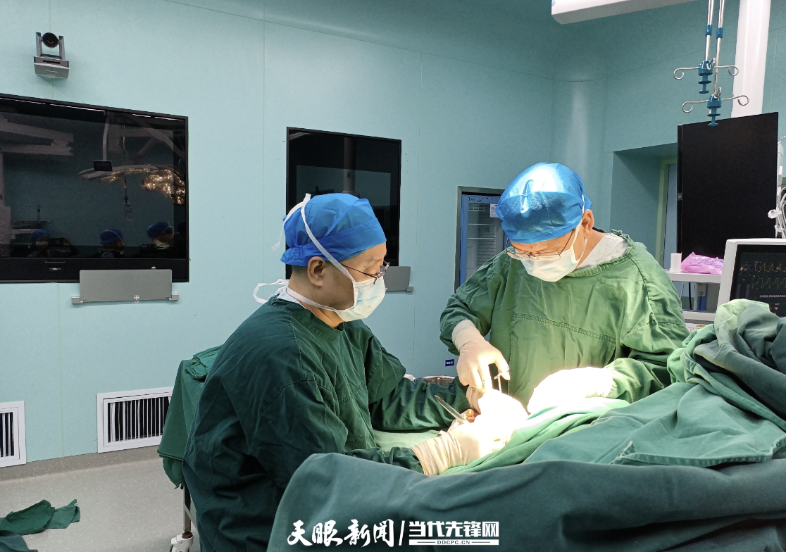  东莞帮扶医生雷树彬在县人民医院为患者进行桡骨远端骨折切开复位内固定术。（图片由印江自治县人民医院提供）