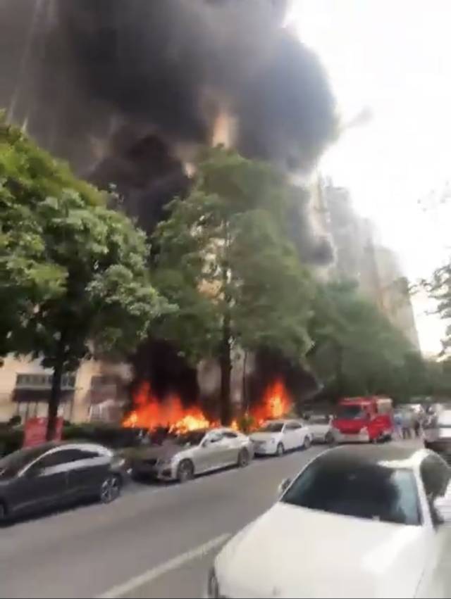 突发！金沙洲一电动车棚起火，现场浓烟滚滚