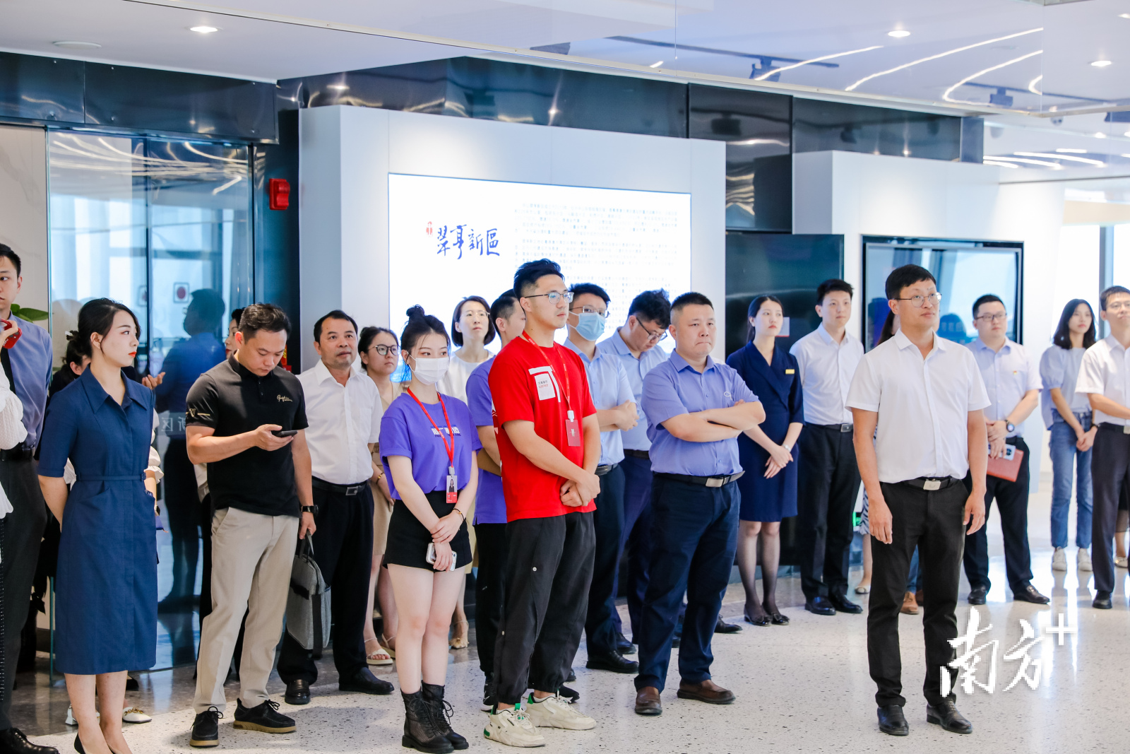 企业代表在翠亨大厦实景展厅了解翠亨新区规划建设情况。