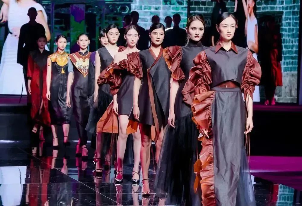 2022年，50余套香云纱服装亮相第七届中国（深圳）国际时装节。