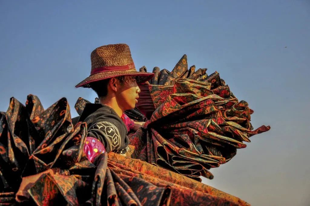 工人把折叠好的香云纱收起来。