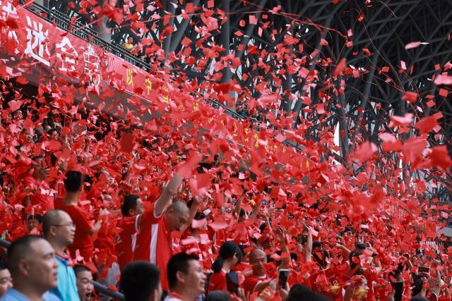 统一身着红色服饰的梅州客家球迷将现场化作红色海洋。受访者供图