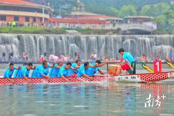 南海西樵镇大岸商会龙舟队。资料图片