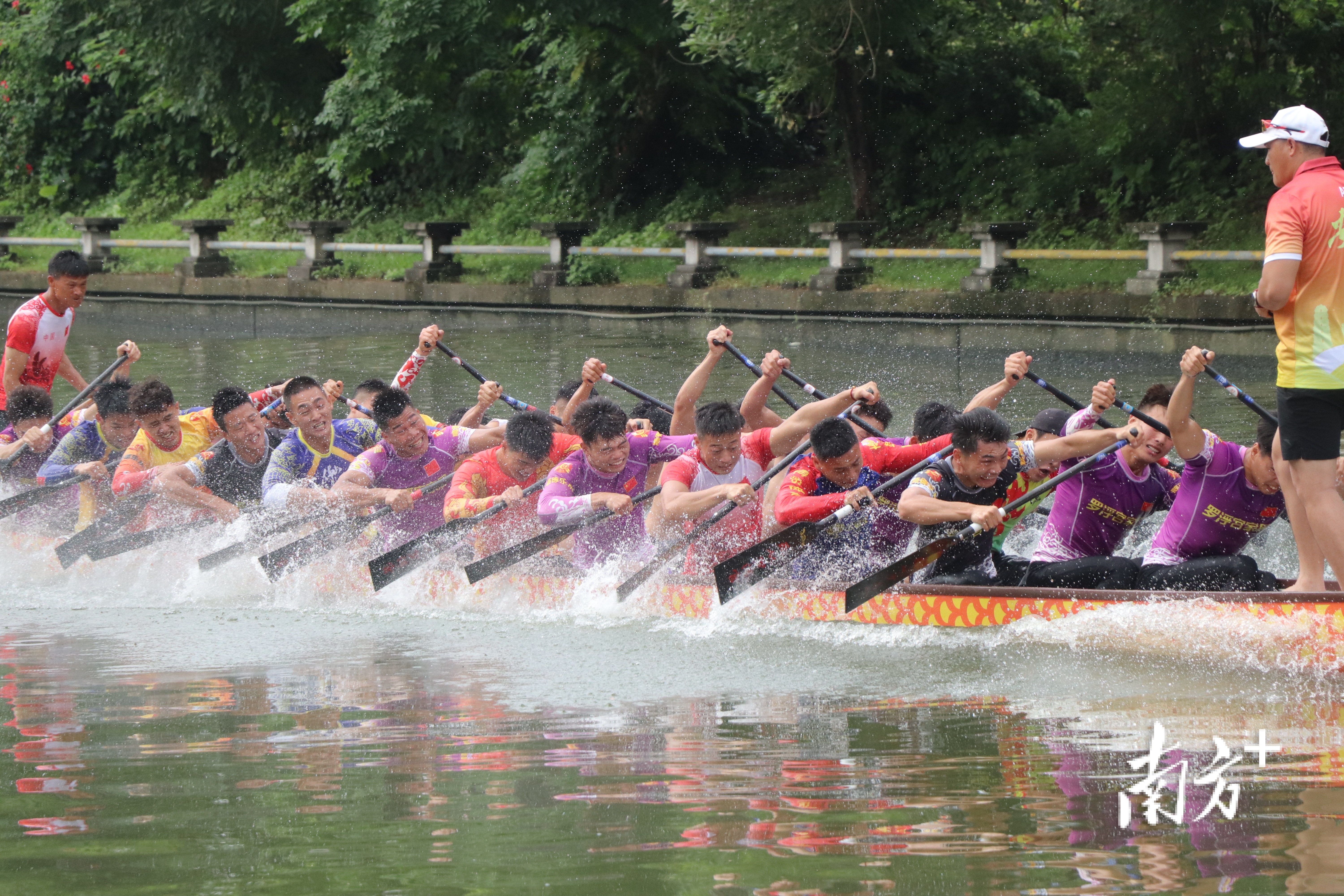 顺德乐从罗浮宫龙舟队。南方+记者 白桦 摄