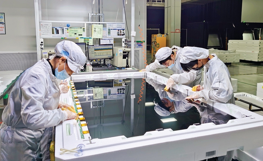 惠州坚持制造业当家，推动制造业高端化、智能化、绿色化发展。这是惠州华星光电生产车间。惠州日报记者钟畅新 摄