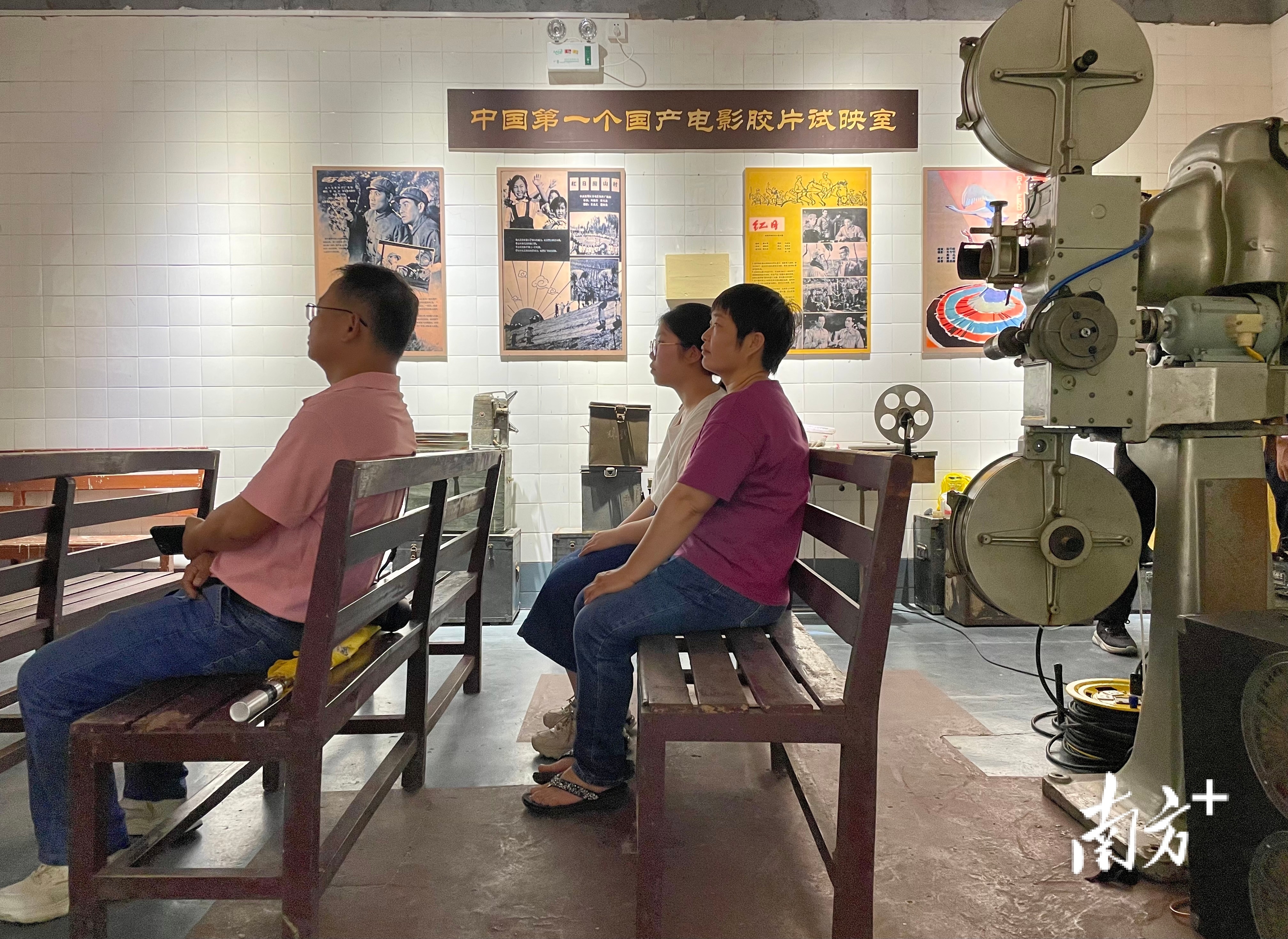 展馆中设计还原中国第一座电影胶片试映室的场景。