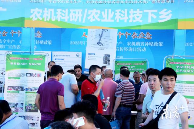 现场设置了关于农机安全使用、驾驶、法律法规、购机补贴等咨询点，介绍拖拉机和联合收割机安全技术检验流程，并指导农机手急救操作等。