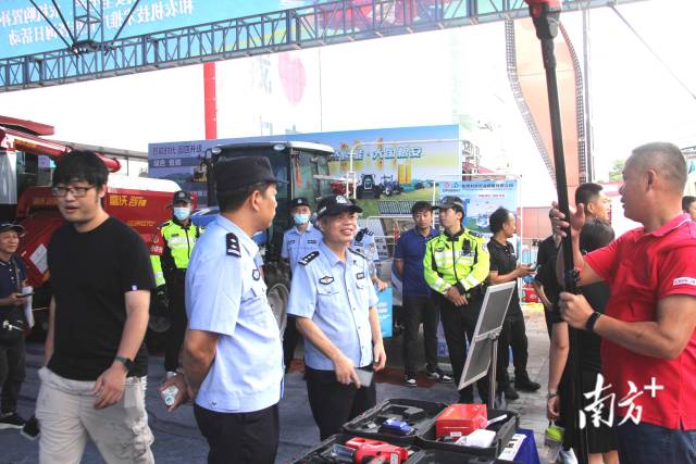 全国各地的优秀农机商家现场展示了特色农业机械。