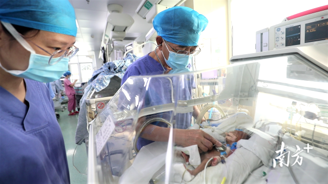 新生儿科团队密切监测年年的状态。