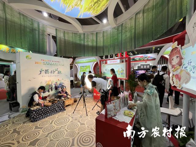 工作人员正在直播 