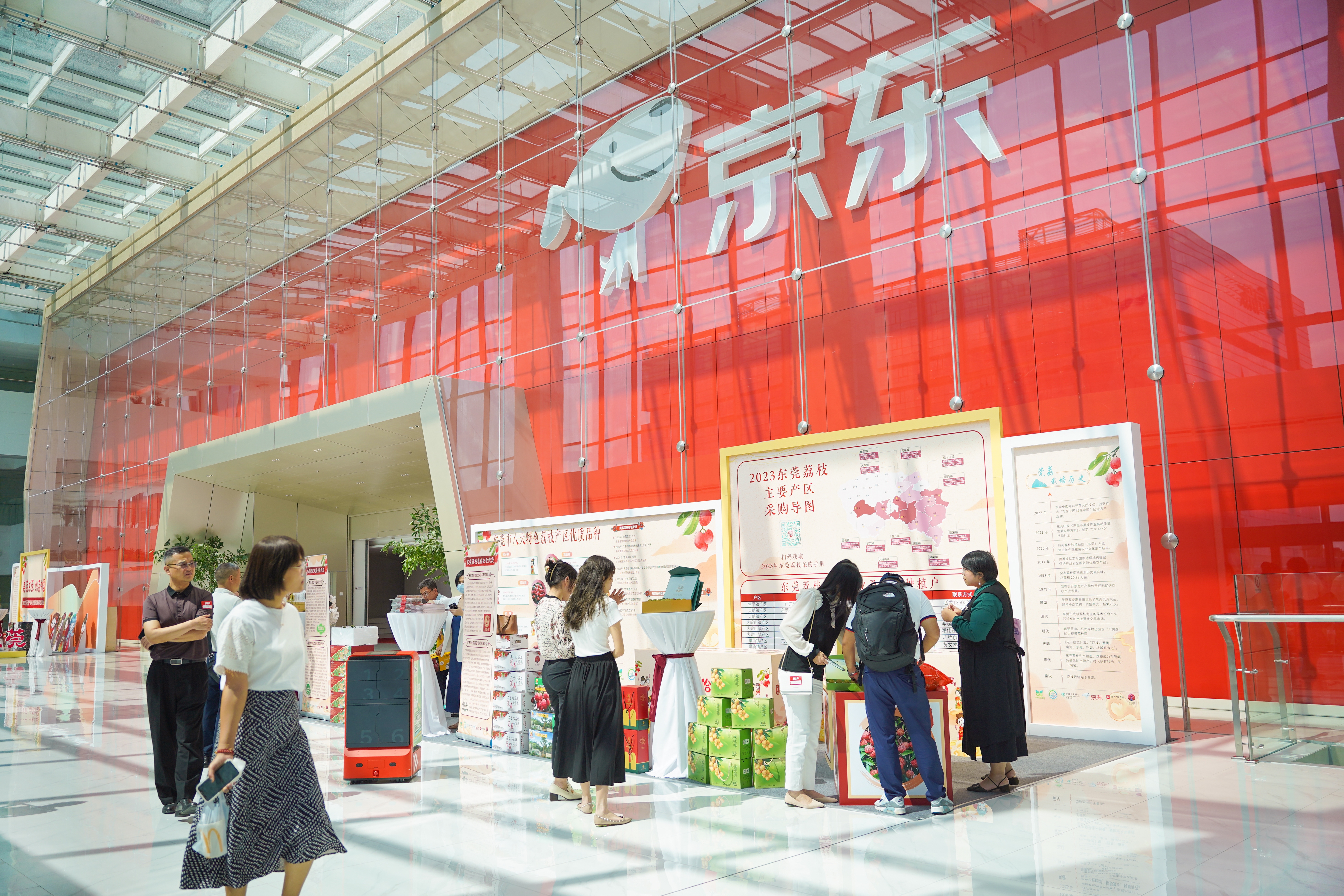 “美荔东莞 给荔中国”东莞高端荔枝北京推介活动现场。何绮莹 摄 “美荔东莞 给荔中国”东莞高端荔枝北京推介活动现场。何绮莹 摄