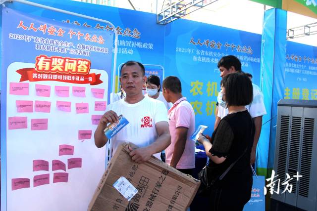 活动现场节目丰富，不但有文艺表演，还设置了谜语竞猜、抽奖活动等。