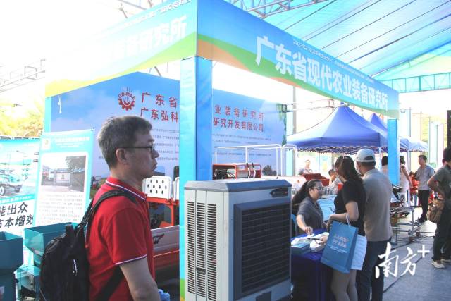 全国各地的优秀农机商家现场展示了特色农业机械。