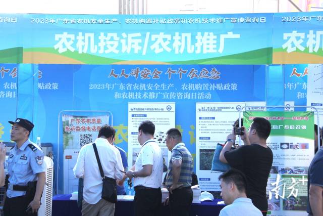 现场设置了关于农机安全使用、驾驶、法律法规、购机补贴等咨询点，介绍拖拉机和联合收割机安全技术检验流程，并指导农机手急救操作等。