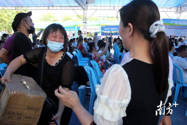 活动现场节目丰富，不但有文艺表演，还设置了谜语竞猜、抽奖活动等。