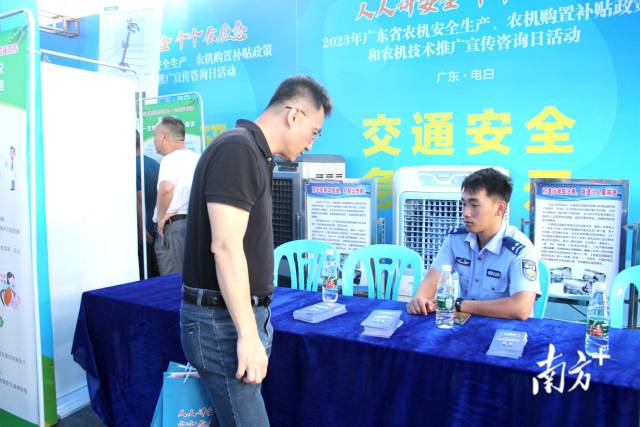 现场设置了关于农机安全使用、驾驶、法律法规、购机补贴等咨询点，介绍拖拉机和联合收割机安全技术检验流程，并指导农机手急救操作等。