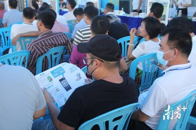 现场设置了关于农机安全使用、驾驶、法律法规、购机补贴等咨询点，介绍拖拉机和联合收割机安全技术检验流程，并指导农机手急救操作等。