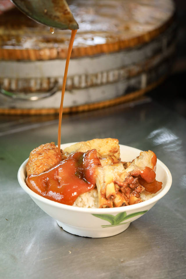 隆江猪脚名扬四海 摄影：吴秒衡