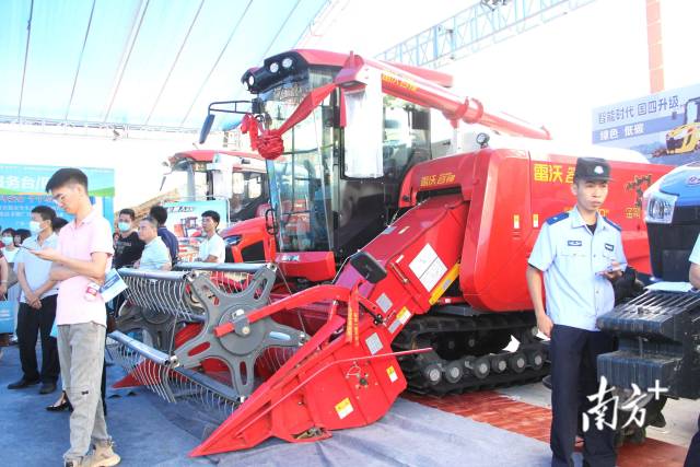 全国各地的优秀农机商家现场展示了特色农业机械。