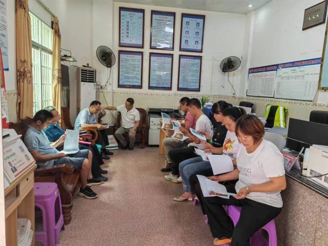 驻镇帮镇扶村工作队组织宣讲队解答政策进农户。