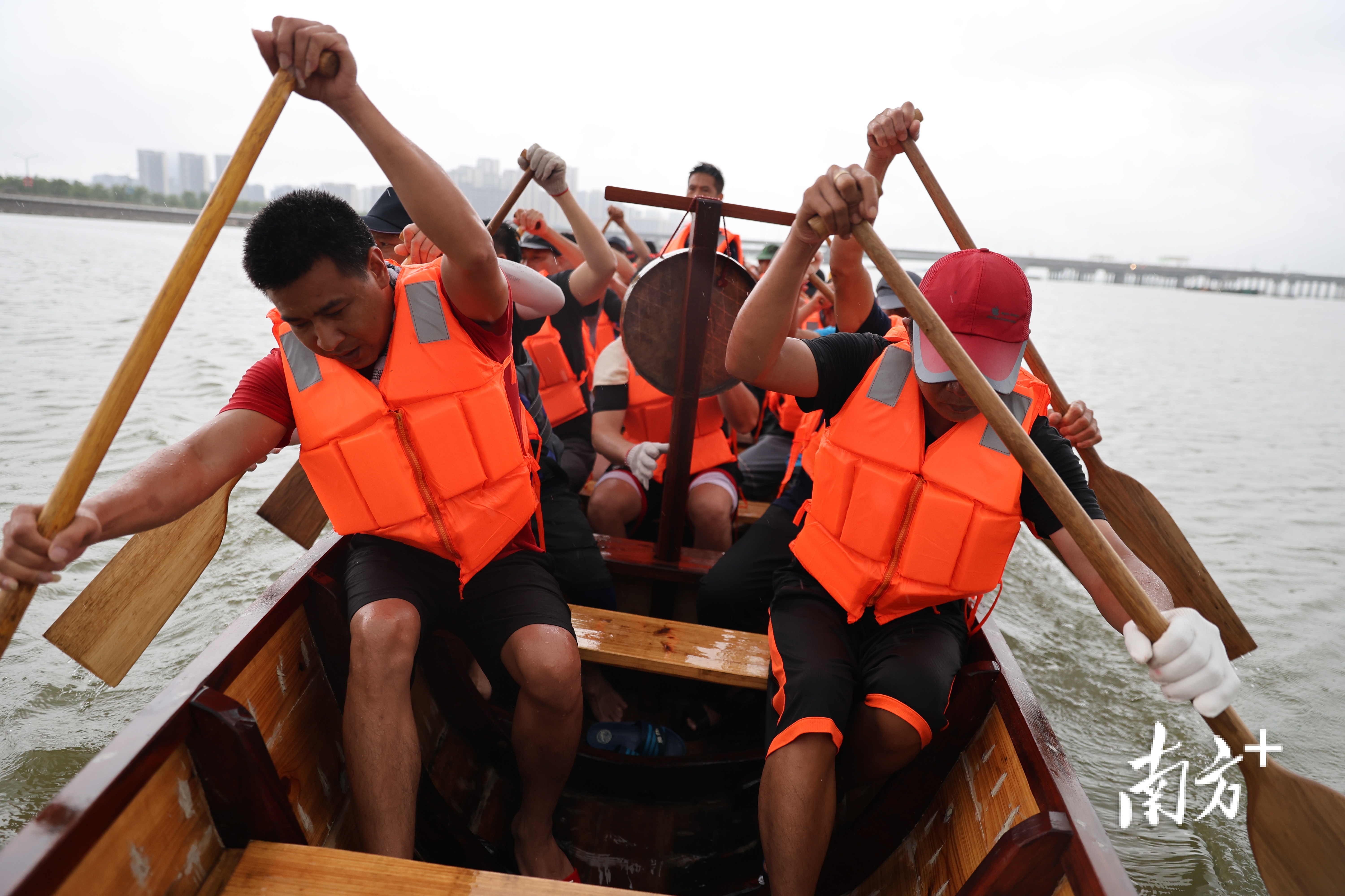 运动员们使劲滑动船桨，弹射起步。&nbsp;