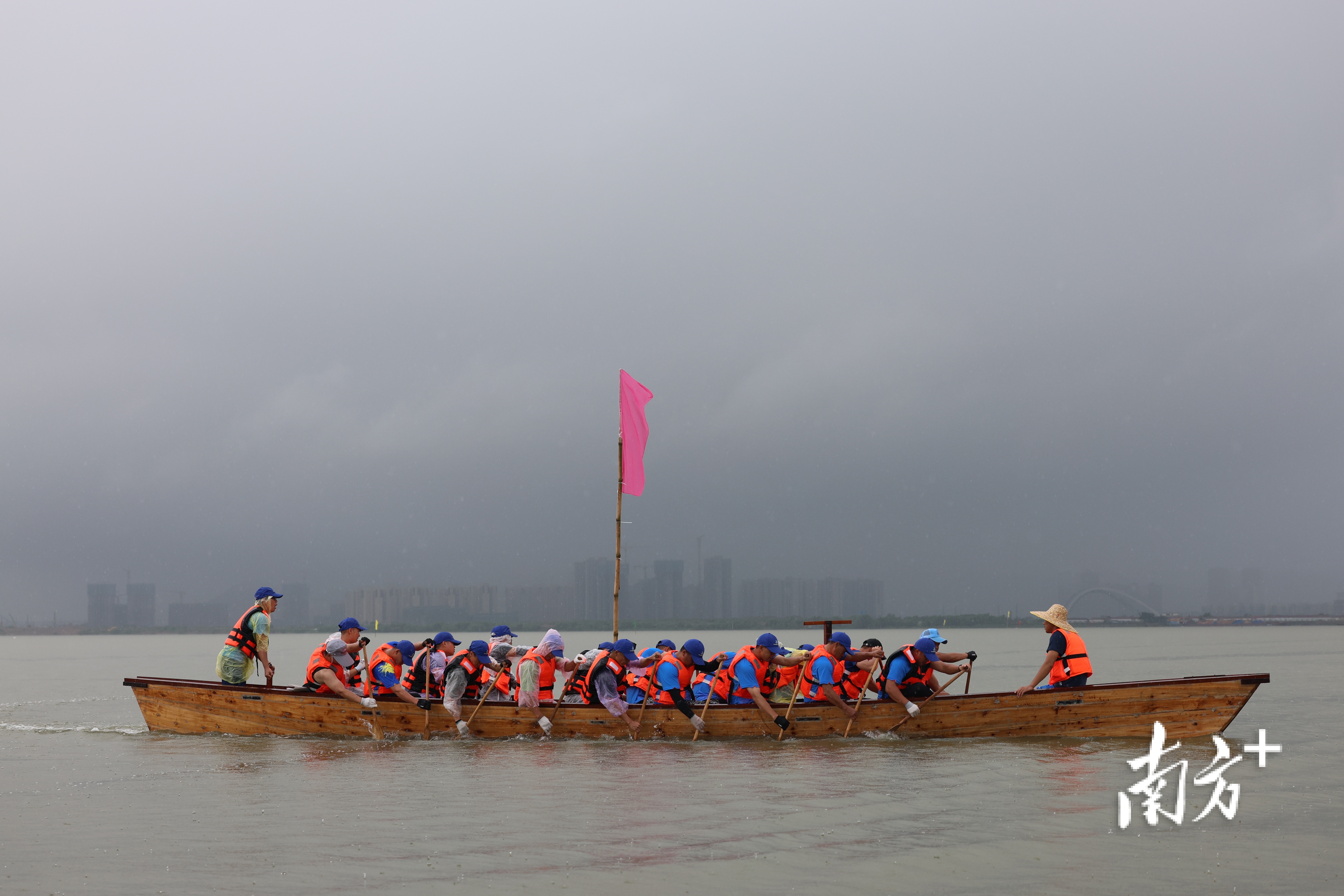 6月17日，倾盆大雨之下，龙舟在绕着旗子“漂移”。&nbsp;
