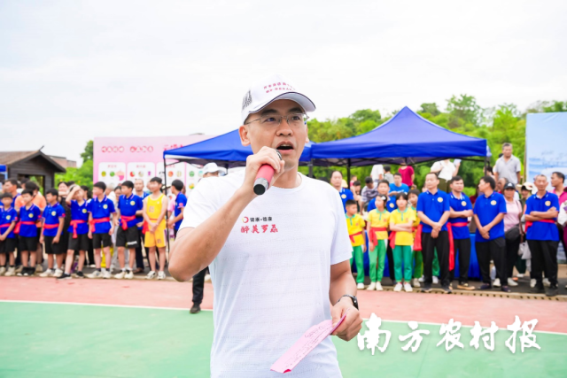 许德斌向参赛选手致以热烈的欢迎