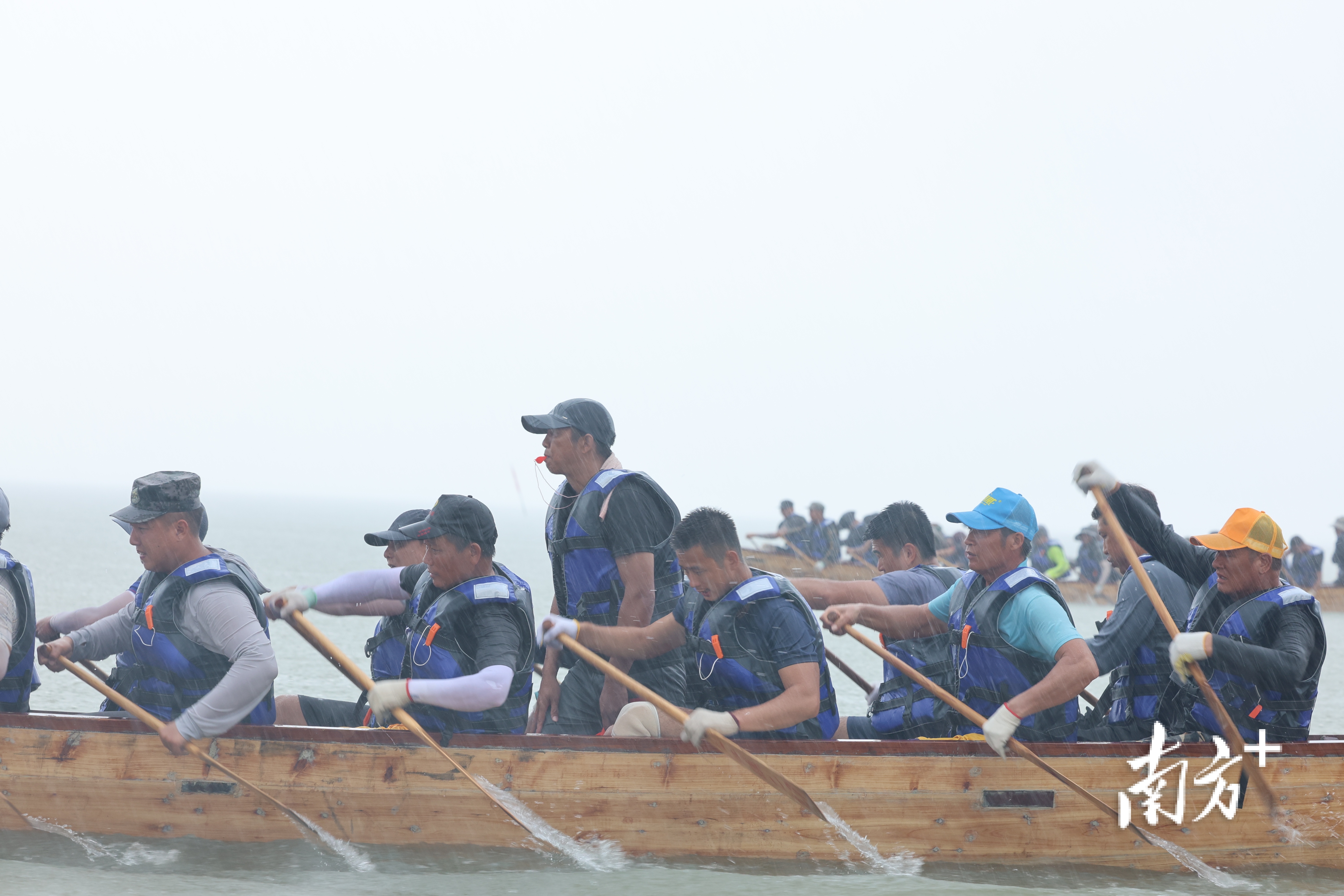 运动员们在瓢泼大雨中训练。&nbsp;