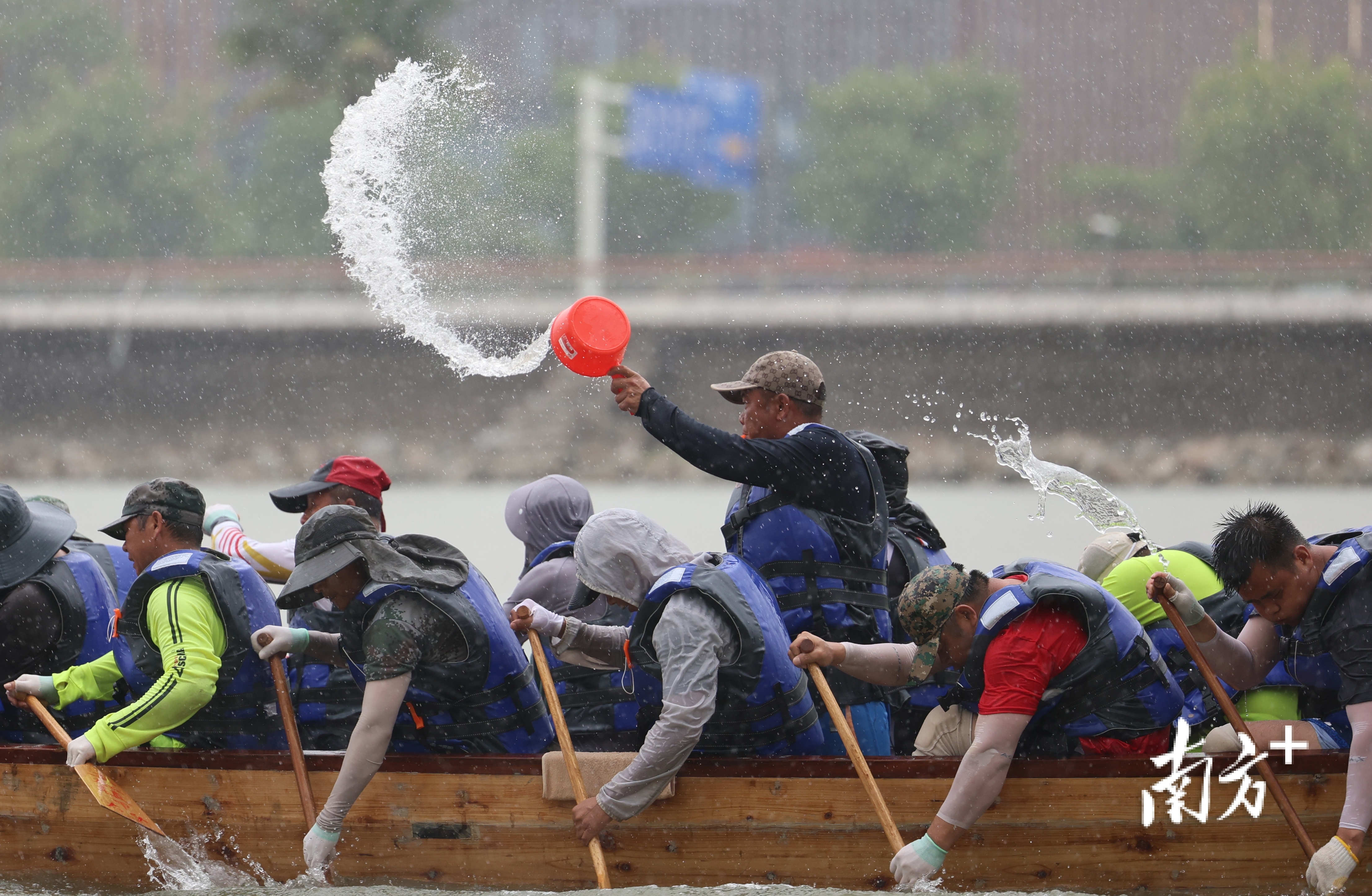 其中一名队员对着队友泼水打气。&nbsp;