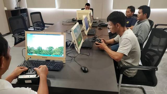 参加培训的学员正在模拟机上操作练习。