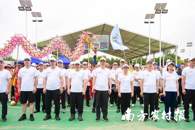 罗定市委书记、市长罗永雄（中）鸣笛宣布徒步活动正式启动。