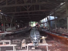 刷油漆、打磨翻新…… 端午将至，龙舟制造忙不停