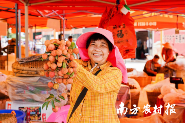 当地荔农在RCEP广东惠州（镇隆）荔枝交易中心卖荔枝。