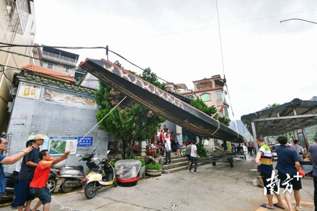 作为白庙游龙的首个活动，在“起龙船”中，居民们要将35米长的龙舟用吊机抬起后放入江中。