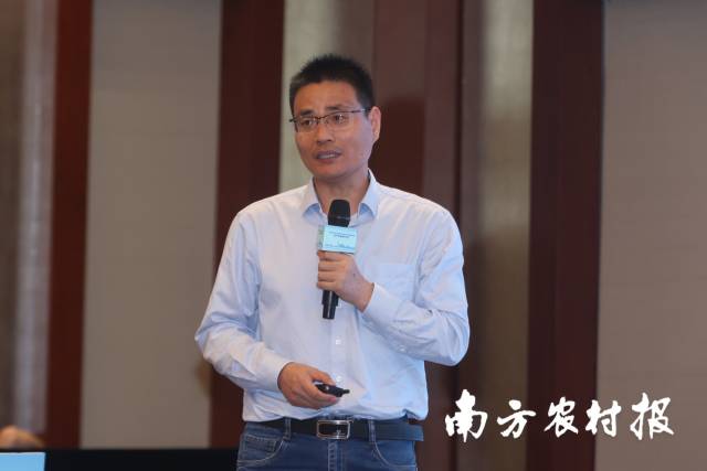 中央民族大学新闻与传播学院教授、互联网平台企业发展与治理研究中心主任郭全中作主题发言。