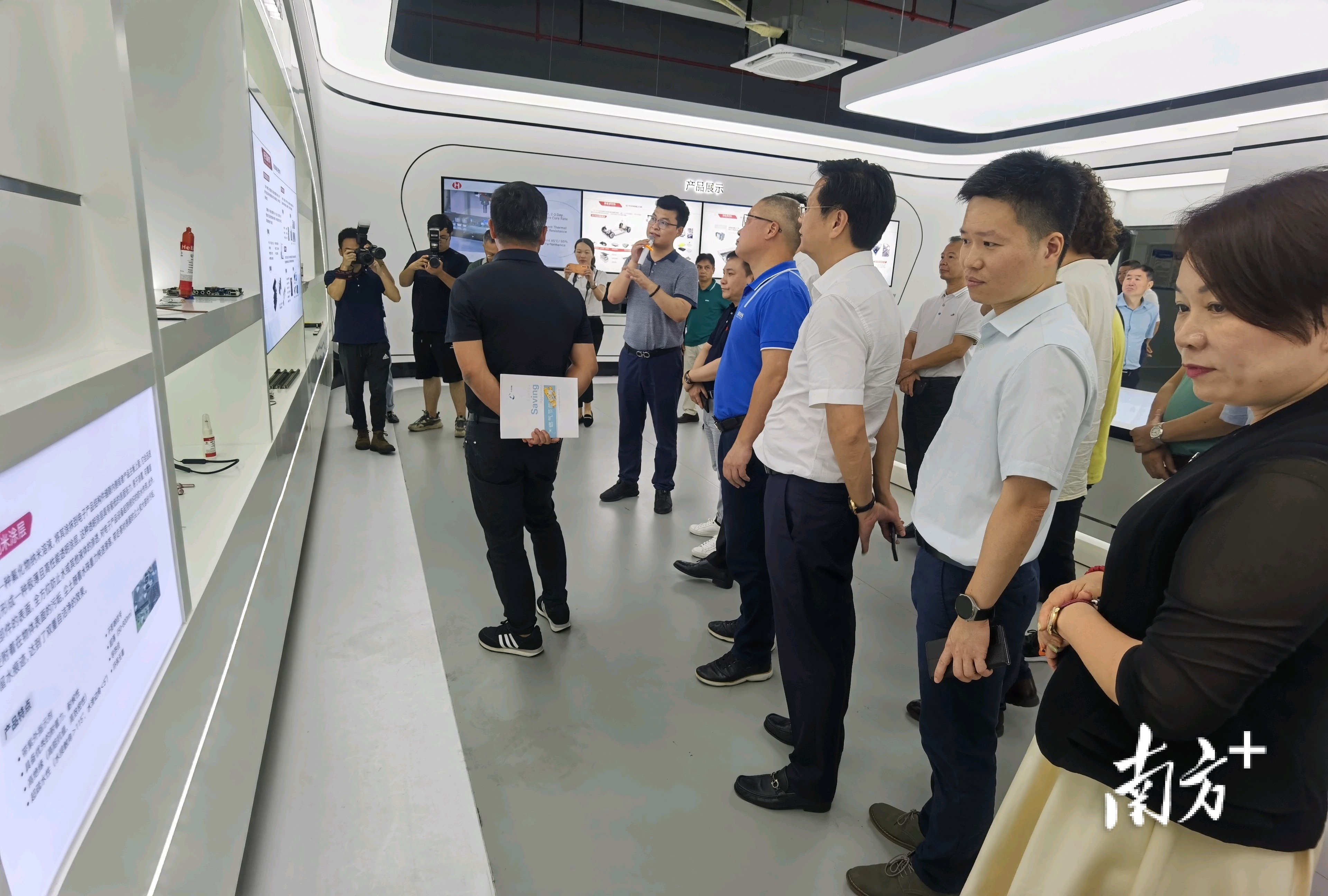 企业家参观中发兆创科技园。李慧君 摄