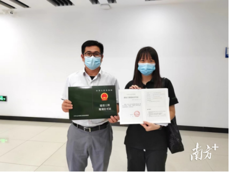 天行健项目经办人领取建设工程规划许可证。
