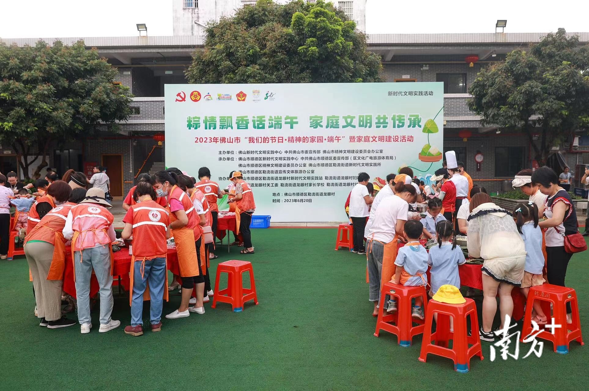包粽子活动现场。 包粽子活动现场。