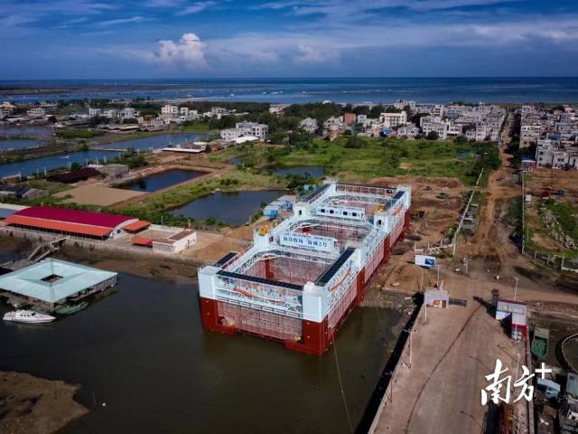 海威2号顺利下水广东最大规模海上养殖平台上岗