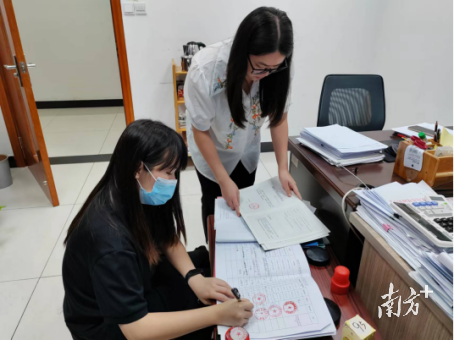 天行健项目经办人领取建设工程规划许可证。
