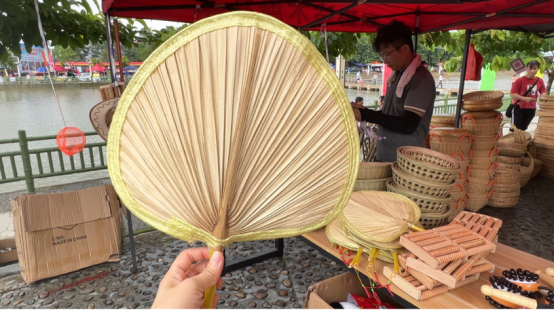 高流古墟摊位上的竹木藤器。