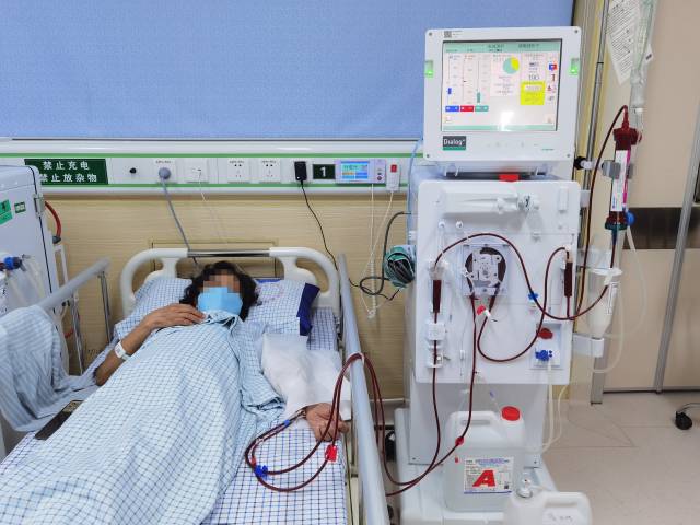 术后次日叶阿婆恢复血透治疗。  