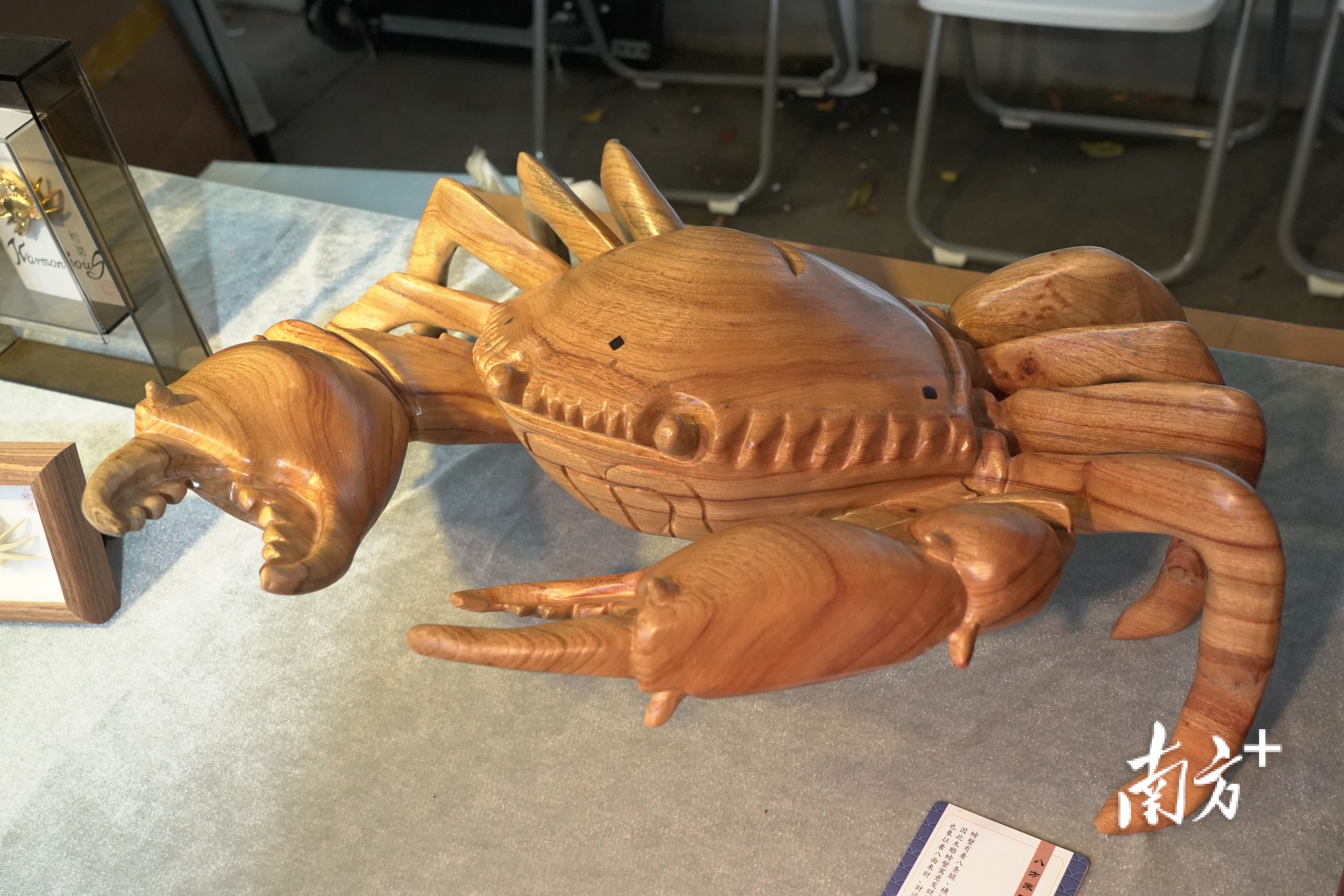 螃蟹木雕作品。