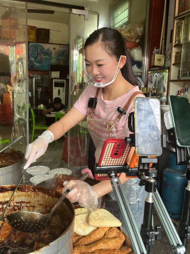 陈秋兰在短视频平台直播