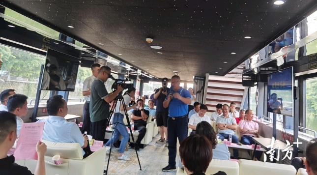 高耀庭在现场与企业家分享经营心得。李慧君 摄