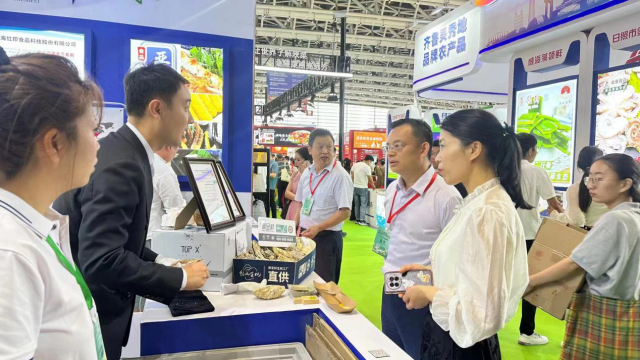 参展企业向陕西省农业农村厅渔业渔政局副局长顾相蕊、中国水产流通与加工协会执行秘书长王雪光介绍威海海鲜