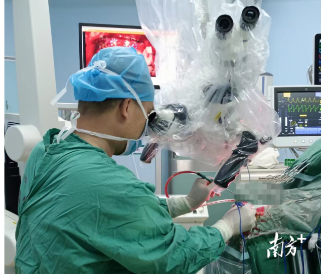 专家正在高倍荧光显微镜下进行颅内外血管搭桥手术。  