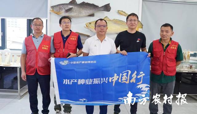 鰉鯨公司負責(zé)人顏闊秋（中）多年專注優(yōu)良海水魚繁育研究