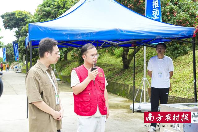 广东农技服务“轻骑兵”聂虎子（左二）