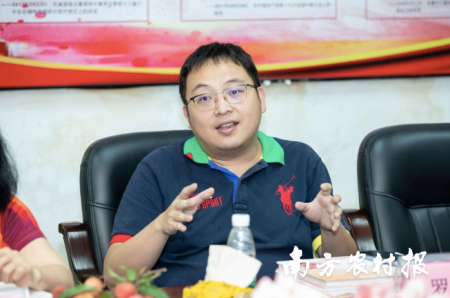 罗轩提出，把朱顶红打造成奋斗之花。